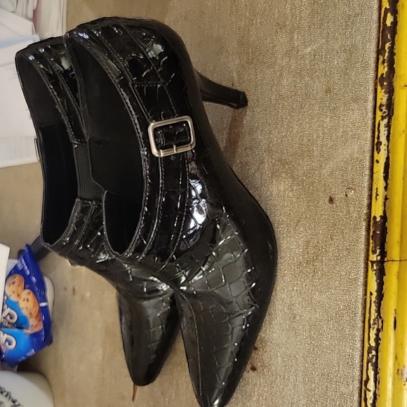 Kellie and Katie low heel boots - Picture 2 of 4